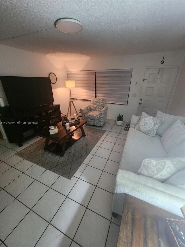 Building Photo - 809 Twin Lakes Dr