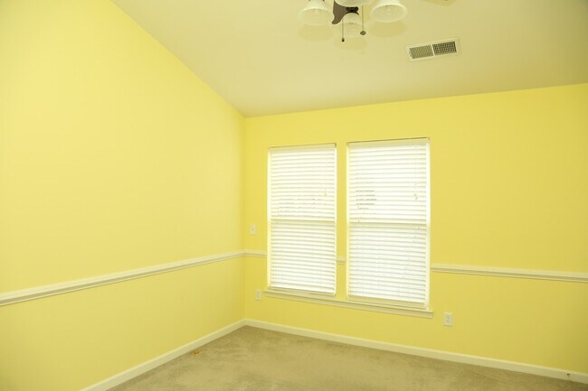 Building Photo - 4 Bedroom Townhouse on Abington Drive