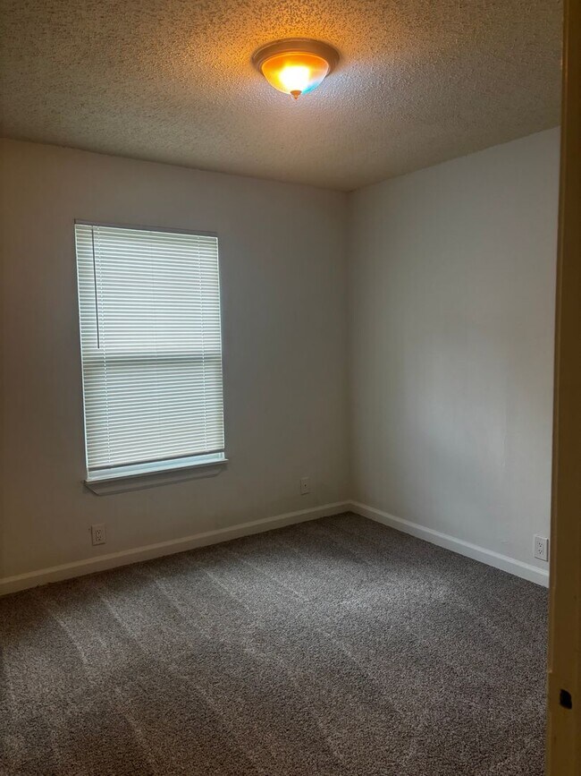 Building Photo - 3 Bedroom 2 Bath
