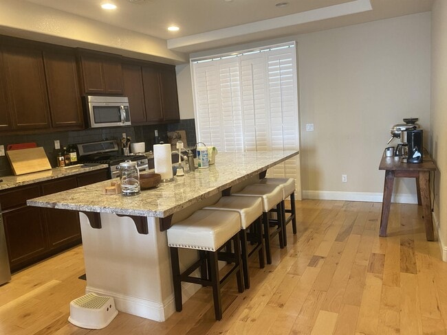 Building Photo - 6492 Bayview Dr