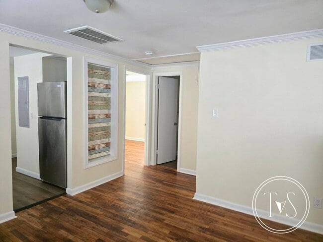 Building Photo - 816 W 48th St