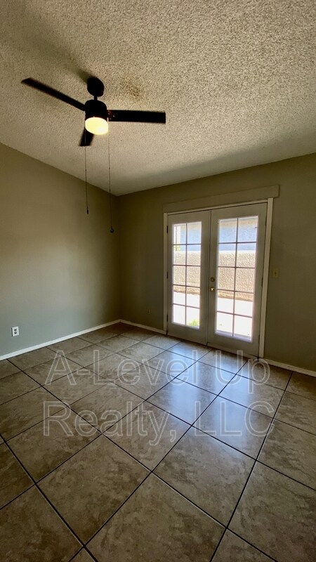 Building Photo - 1501 N Riverview Blvd