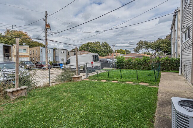 Building Photo - 2712 W Balmoral Ave