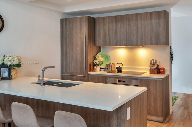 Building Photo - 801 S Miami Ave