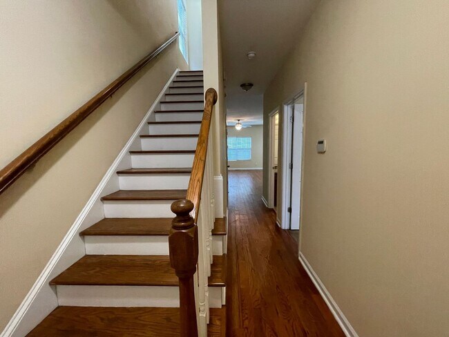 Building Photo - COTTAGE STYLE 4 BED/4 BATH - AVAILABLE AUG...