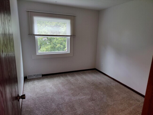 Building Photo - 2022 Adderbury Ln