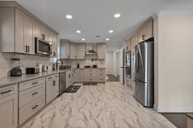 Building Photo - 2402 Chimney Rock Rd