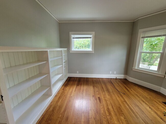 Building Photo - Beautiful 4 bedroom 1.5 house