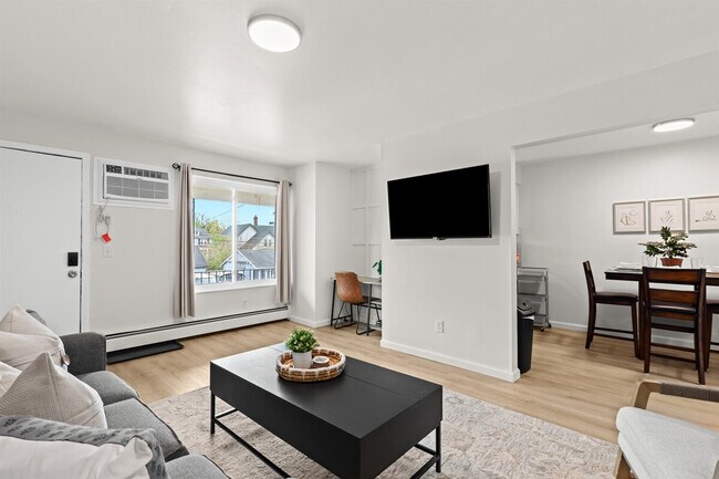 Building Photo - 22 2nd St