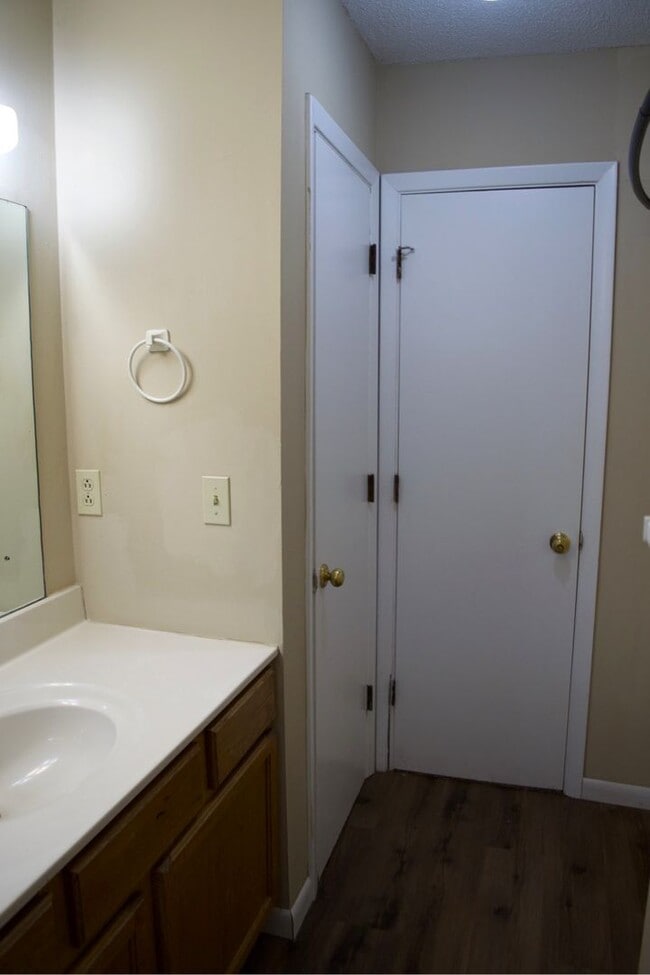 Building Photo - Nice 3 Bedroom 2.5 Bathroom Townhome