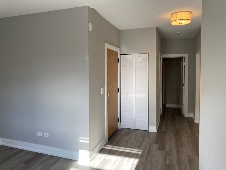 Building Photo - 3929 N Janssen Ave