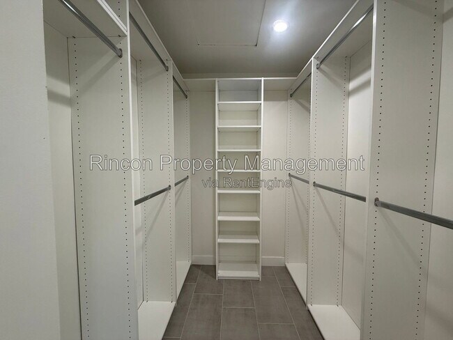 Building Photo - 13106 Knotty Pine St