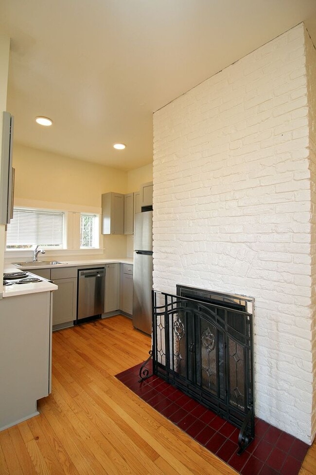 Building Photo - 2400 SW Hoffman Ave