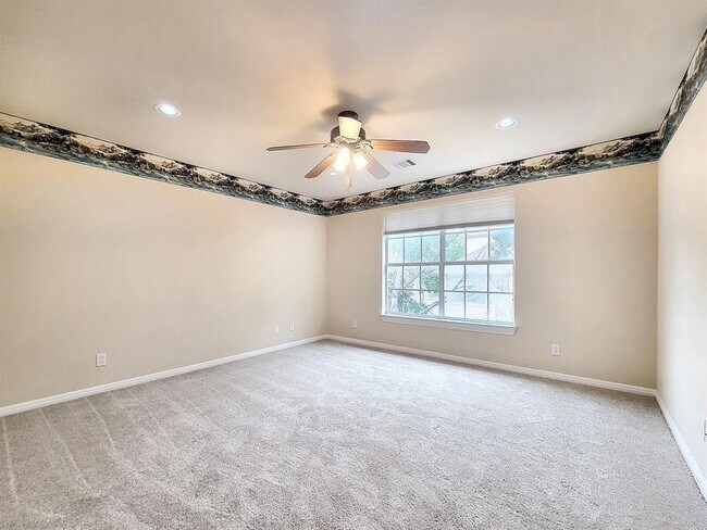 Building Photo - 10526 Grand Oak Cir