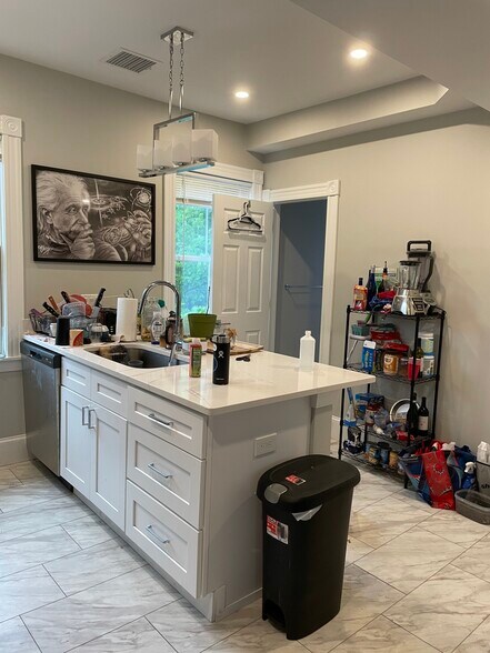 Building Photo - 267 E Cottage St