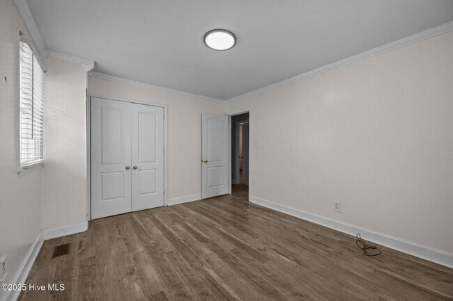 Building Photo - Spacious updated home in Jax - Pet Friendly - Great Location