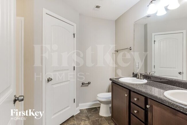 Building Photo - 221 Hillcrest Dr