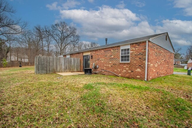 Building Photo - Great - 2 BEDROOM - Bright Open Floor Plan !!