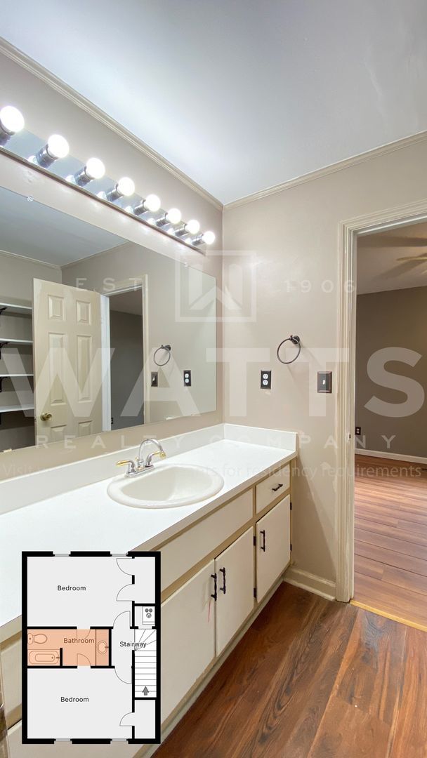 Building Photo - 2 Bedroom Southside Townhouse