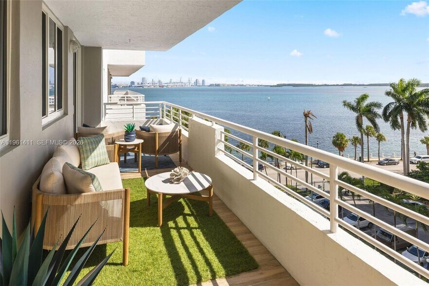 Building Photo - 1402 Brickell Bay Dr