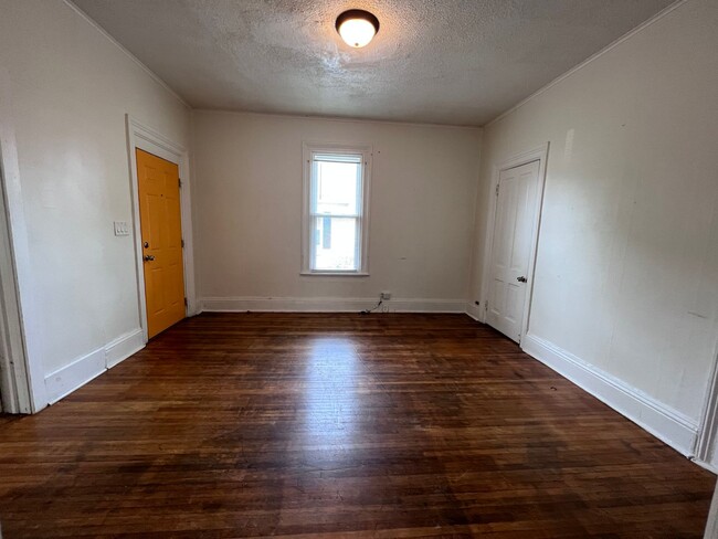 Building Photo - Bright 2 Bedroom Apartment with Laundry on Site!