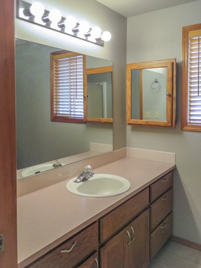 Building Photo - Charming 3 bedroom 2 bathroom home availab...