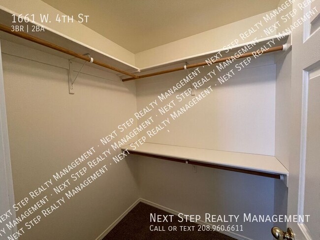 Building Photo - 1661 W 4th St