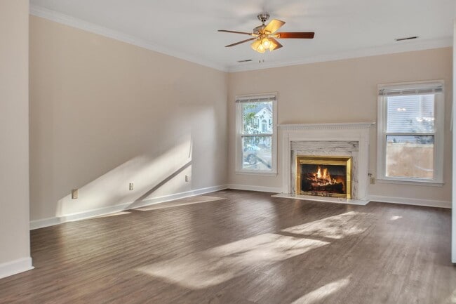 Building Photo - 207 Essex Dr