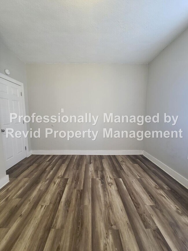 Building Photo - SECTION 8 ACCEPTED