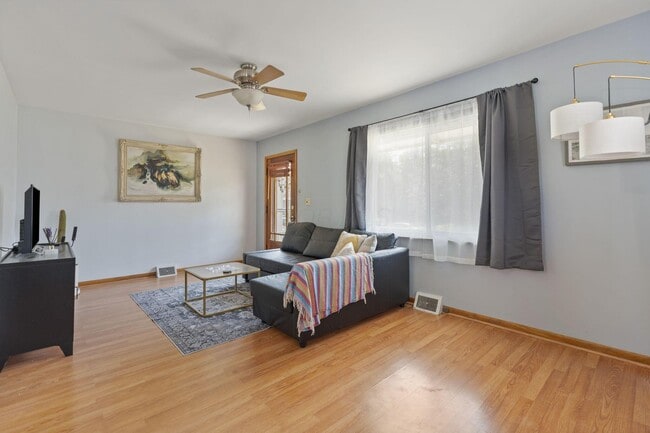Building Photo - 422 E Whittier St