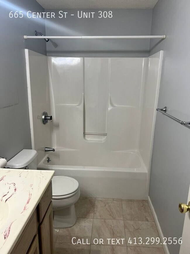 Building Photo - 665 Center St