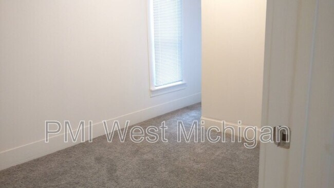 Building Photo - 921 Dayton St SW