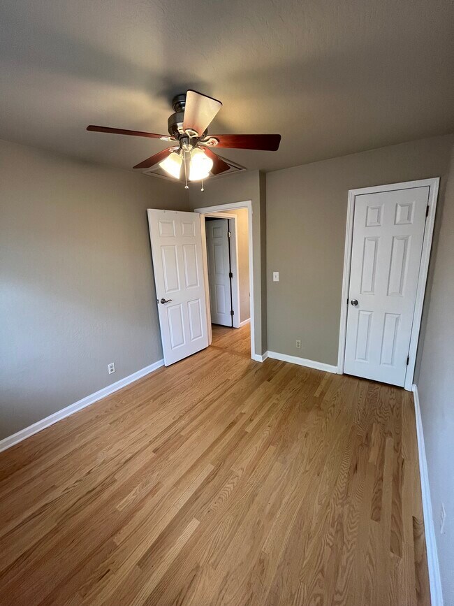 BR/Office - 13225 McCulloch Ave