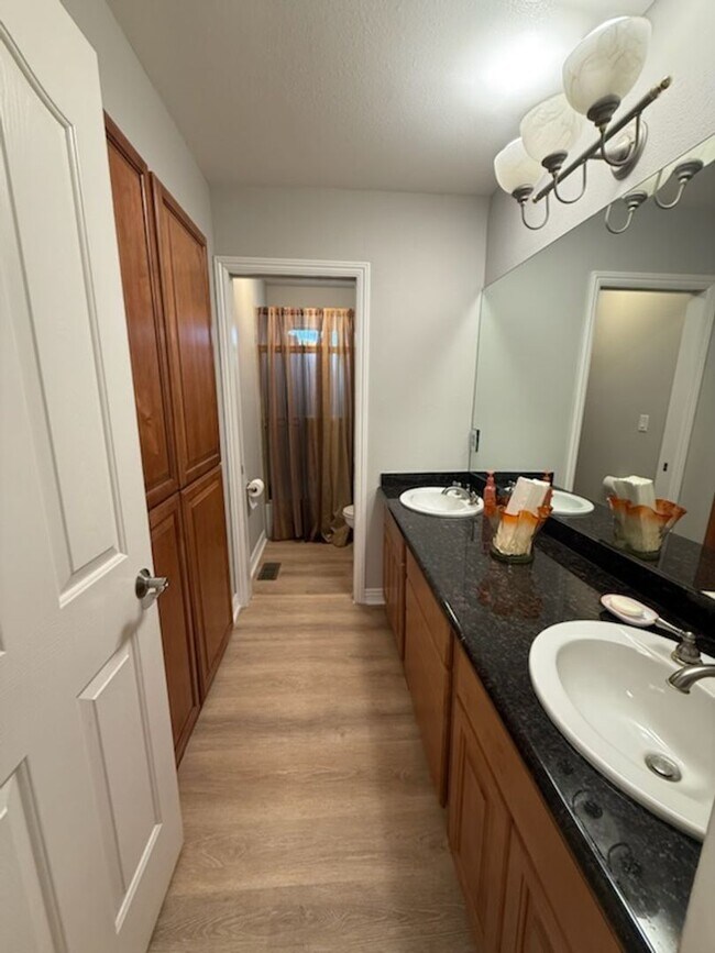 Building Photo - Spacious NW 2 story home locate in The Lakes available soon!