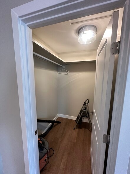 Walk-in closet - 5642 Printwood Way