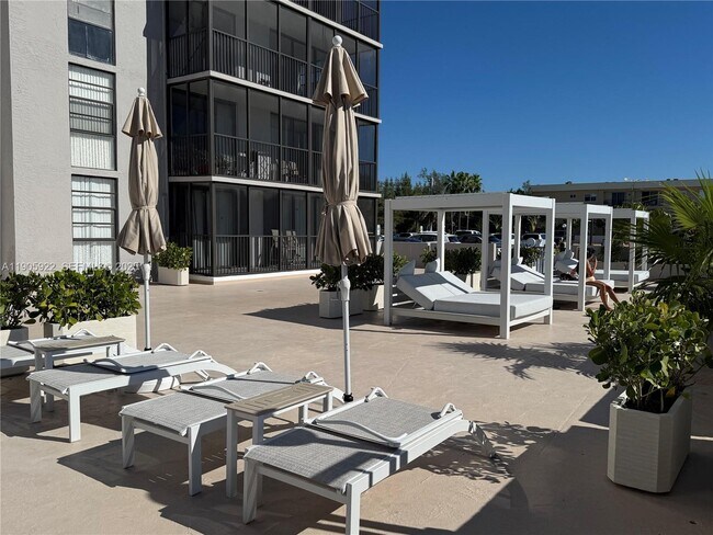 Building Photo - 2500 NE 135th St