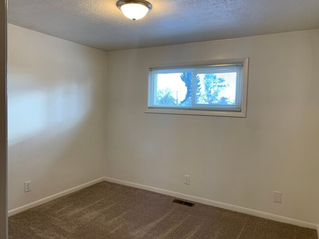 Building Photo - 3 Bedroom, 1.5 Bath House in Pacific Terrace neighborhood