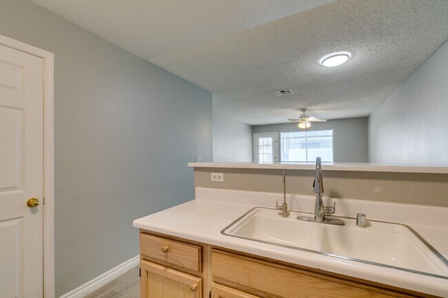 Building Photo - 2117 Willowbury Dr