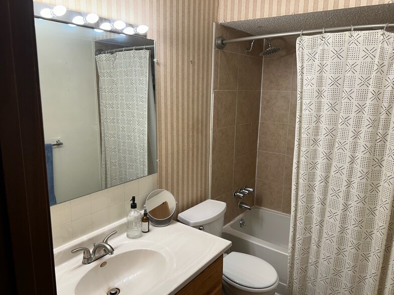 Building Photo - 8153 Holmes Rd