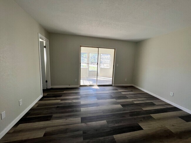 Building Photo - 400 El Camino Dr