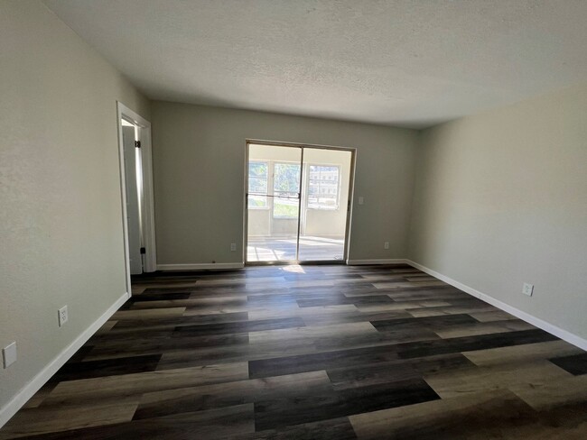 Building Photo - Fully Remodeled 1 Bedroom Condo in 55+ Com...