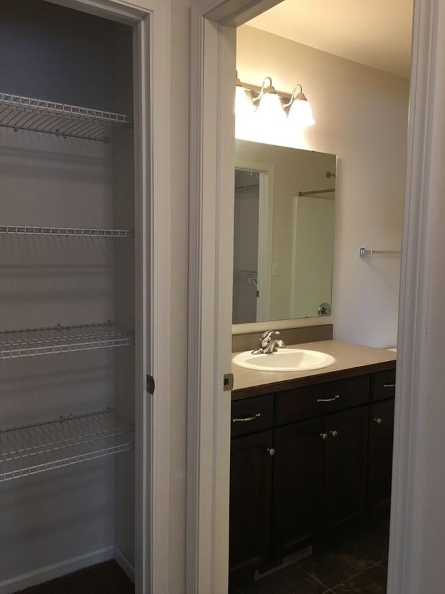 Building Photo - 3 Bed 2 Bath Twin Home