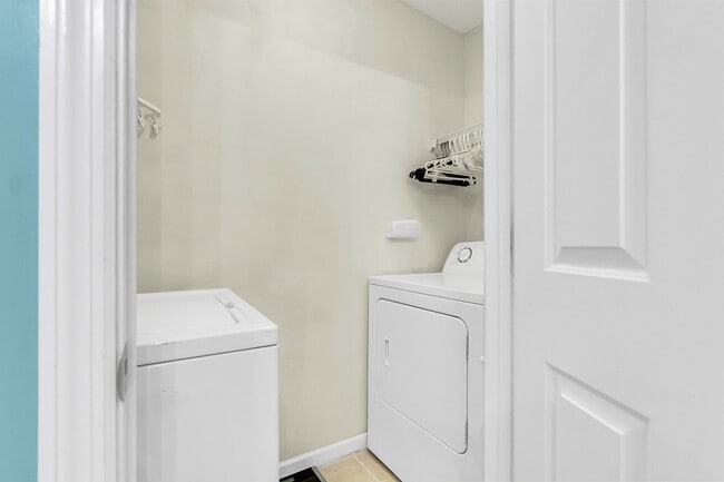 Building Photo - Spacious Townhome Prime Location!