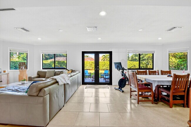 Building Photo - 435 Pine Villa Dr