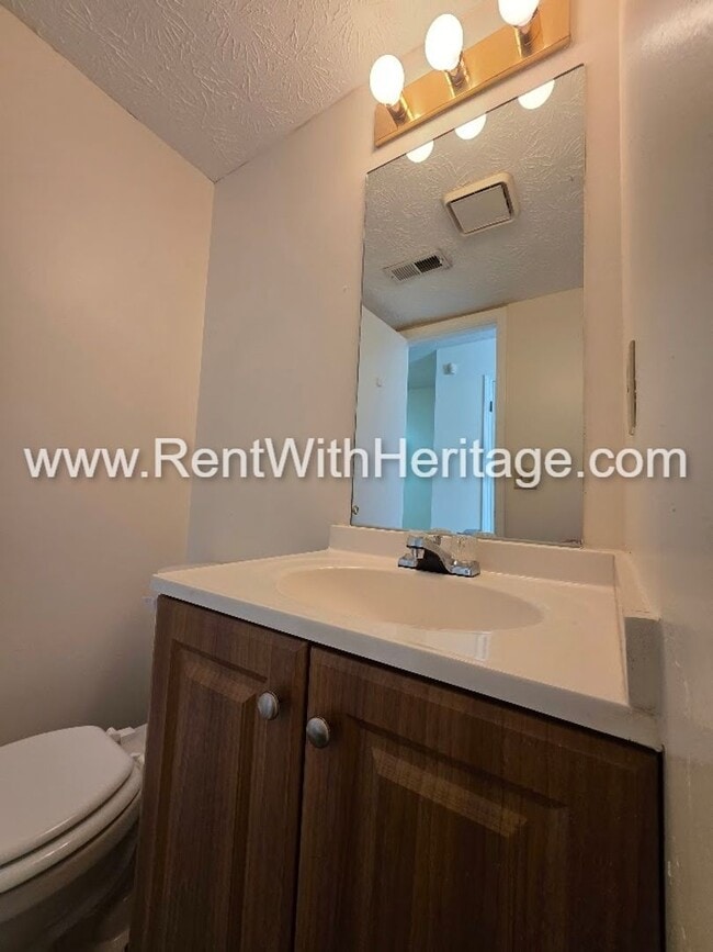 Building Photo - Amazing 3 bedroom, 2.5 bath townhome/ Great Roommate Floorplan / Great Location