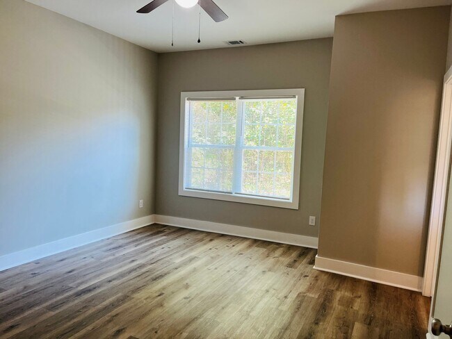 Building Photo - Beautifully renovated, 2 bed, 2 full bath,...