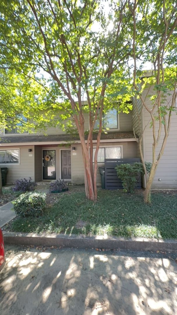 Building Photo - Germantown 2 story Townhome! Private Fence...