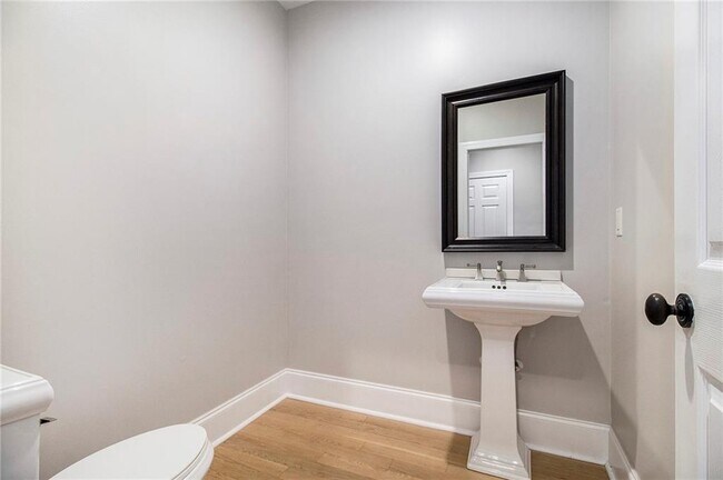 Building Photo - 960 Landmark Dr NE