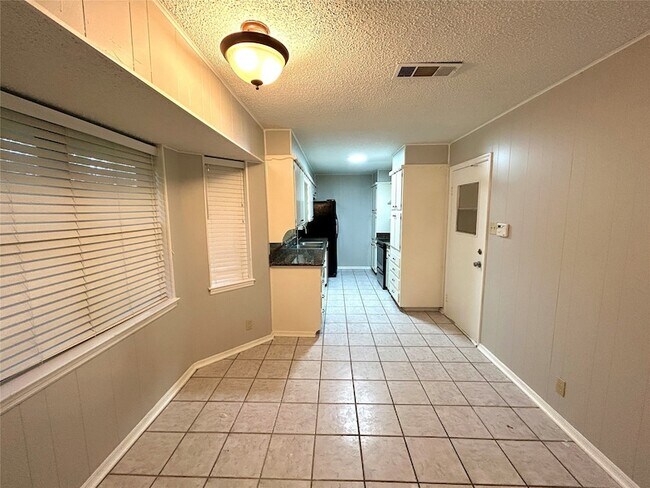 Building Photo - 1408 Kiowa Dr