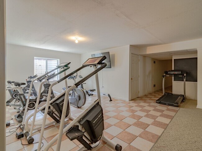 Building Photo - Spacious Unfurnished 3-BR, 2.5-BA year-rou...